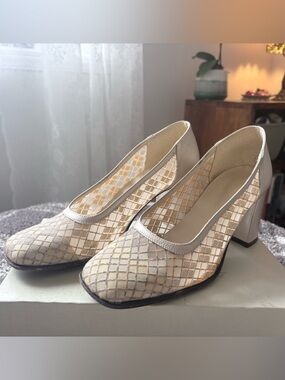 Vero Cuoio Cream Mesh Pumps with Square Lattice